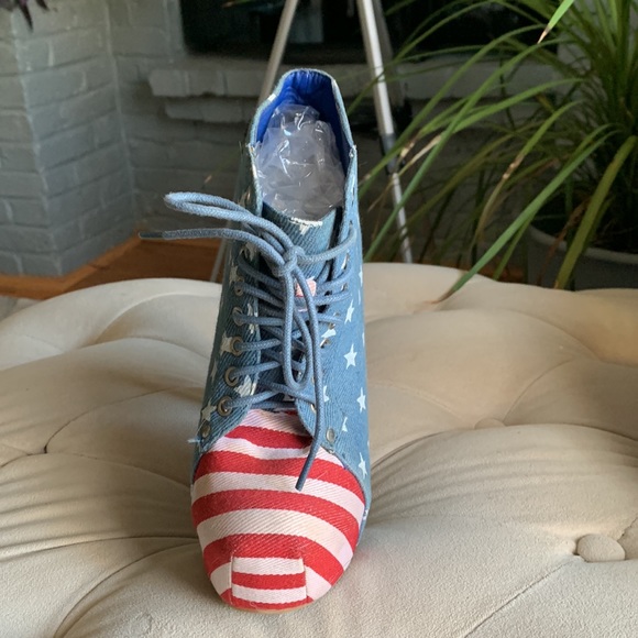 Platform Stars and Stripes Shoe Dazzle platform shoe. - Picture 3 of 4